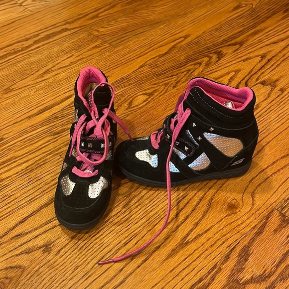 Sketchers Girl’s Black and Pink Hi Tops Sneakers Size 1 - Picture 1 of 7
